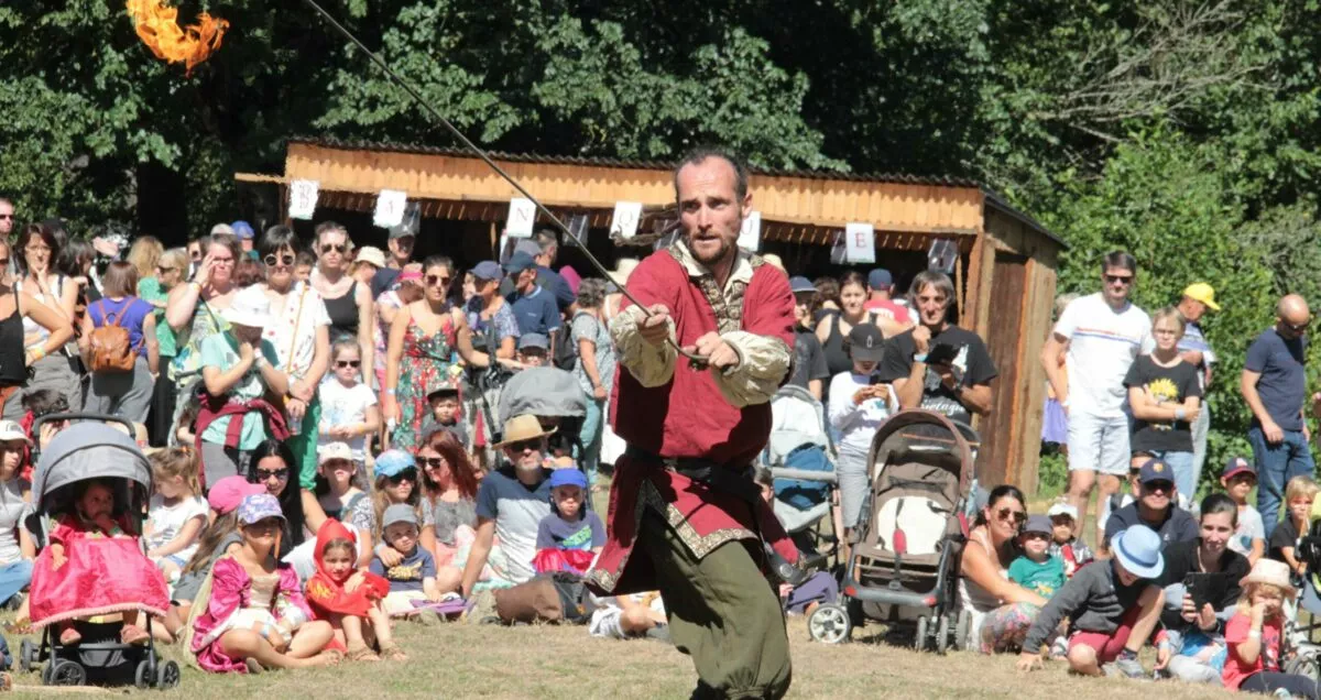 Fête médiévale de Grand-Fougeray, jongleur de feu, Bretagne