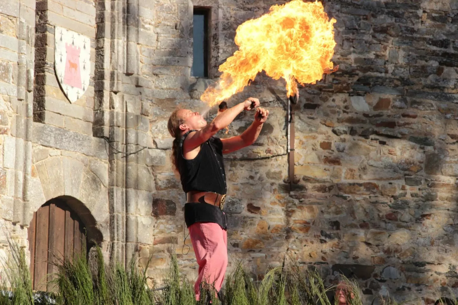 Fête médiévale de Grand-Fougeray, cracheur de feu, Tour Duguesclin, Bretagne