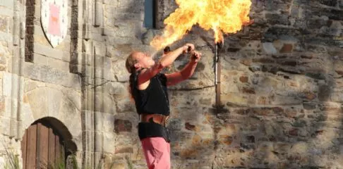 Fête médiévale de Grand-Fougeray, cracheur de feu, Tour Duguesclin, Bretagne