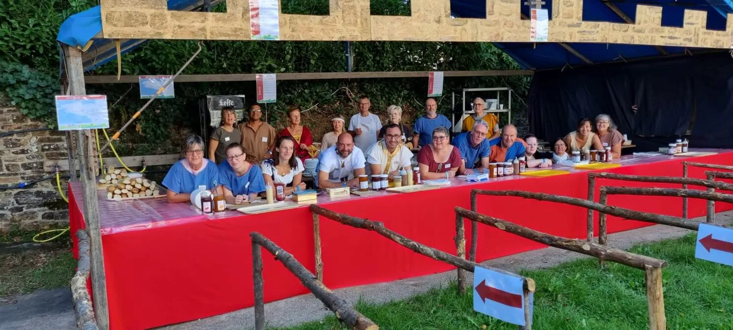 Bénévoles Fête médiévale de Grand-Fougeray, stand galettes