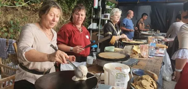 Bénévoles Fête médiévale de Grand-Fougeray, stand galettes, crêpes