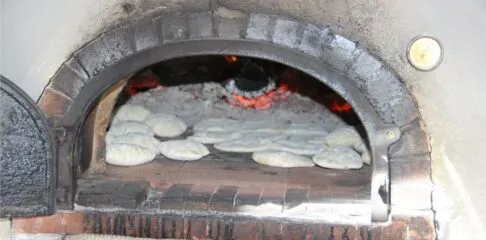 fouées cuites au feu de bois, spécialité angevine, four à bois