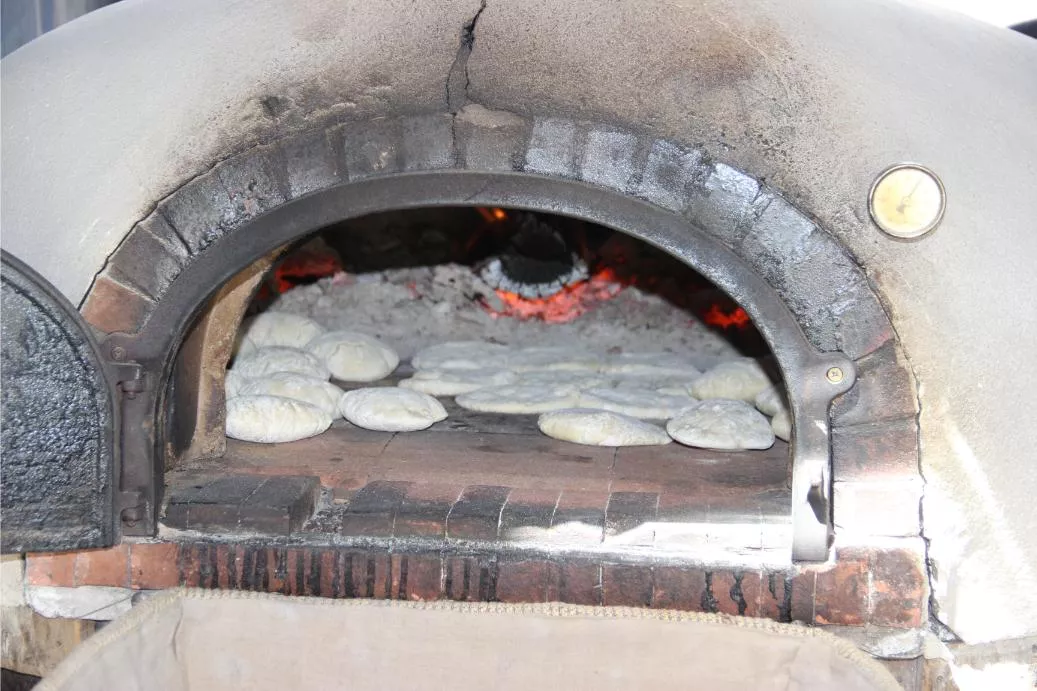 fouées cuites au feu de bois, spécialité angevine, four à bois