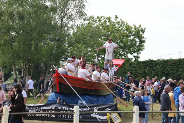 Bateau de joute nautique de Grand-Fougeray à Saint-Just en juin 2024.