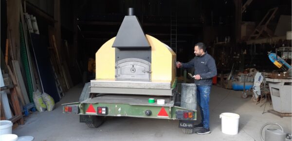 Four à bois construit par les bénévoles pour cuire des fouées.