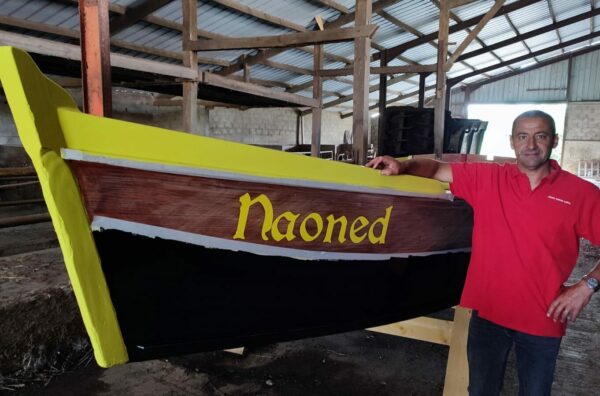 Gaëtan Leroux, responsable des joutes nautiques à Grand-Fougeray, bateau de joute en rénovation.